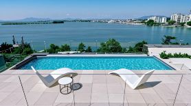 Tingfeng Lakeview Swimming Pool Vacation Boutique Stay (Baitengtou Seafood Market)