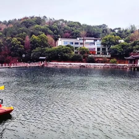 Lake Home Hotel