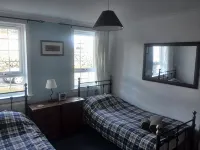 Tranquil Loch side cottage in the Hebrides - Country Houses