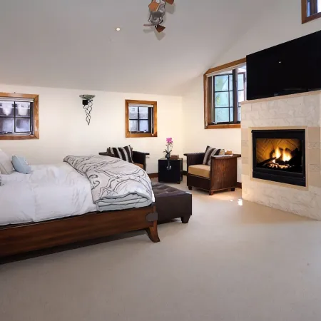 Walk to town! 4 bdrms all king beds. Great ski house w/ hot tub near Snyder Park