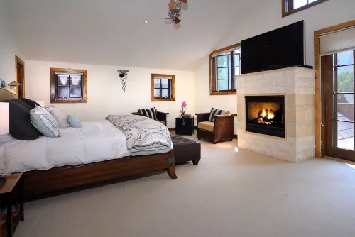 Walk to town! 4 bdrms all king beds. Great ski house w/ hot tub near Snyder Park - 按摩浴池