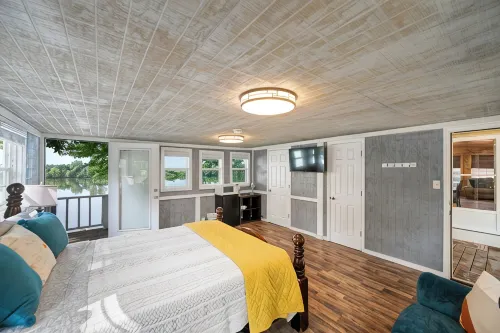 Charming 3-bedroom Tennessee River cabin with WiFi, AC & dock near Savannah, TN