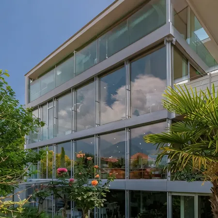 Die Villa Alvarium ist ein Moderner Bau im Bauhaus Stil in Schenna