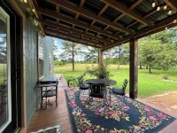 Peaceful Boho Retreat Nestled in the Woods – 5 Mins from Downtown - 3성급