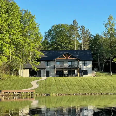 New 6 bedroom Lake Front Home- Theatre Room- Poker - FirePit- Kayak/Paddleboards