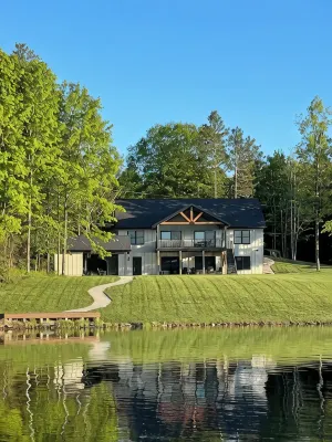 New 6 bedroom Lake Front Home- Theatre Room- Poker - FirePit- Kayak/Paddleboards - Homestays
