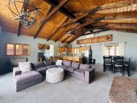3-bedroom chalet in fabulous Bartlett, wonderful spot close to Storyland Hotels in Glen