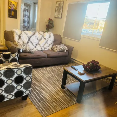 Luxurious 2 Bedroom with King and Queen bed and 1.5 Bathroom sleeps 6.
