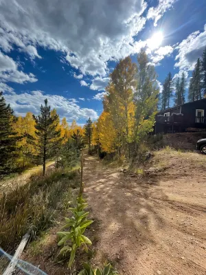 Aspen Glow Cabin - a charming 2-bedroom cabin with mountain views & wood stove