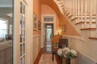 Historic landmark 4-bed 4 bath house in marvelous Savannah with free parking!
