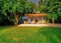 Award-winning villa with private beachfront and pool Hotels in 