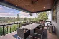 Spacious 6-bedroom, Views, King Beds, Hot Tub, Game Room near downtown Spokane