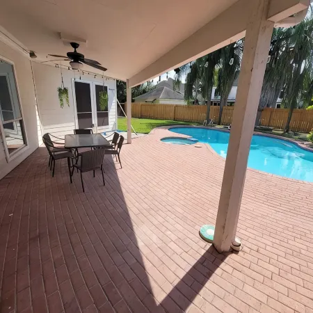 Spacious 5-bedroom king bed with a pool in wonderful Mission