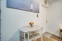 Cozy Studio Just 5 Minutes from Miami Airport! Comes with 1 Free Parking Space. - Kitchens