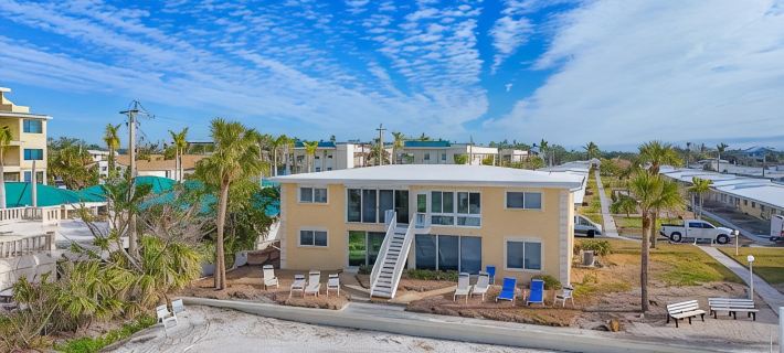 Beach Front.. Siesta Key... Beautifully  Updated Ground Floor Unit On The Beach. Hotels in Siesta Key