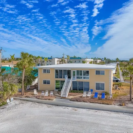 Beach Front.. Siesta Key... Beautifully Updated Ground Floor Unit On The Beach.