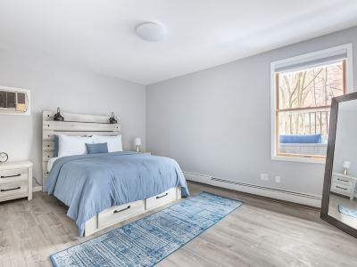Deluxe 3-Bedroom Apartment with on-Site Parking