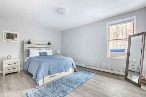 Deluxe 3-Bedroom Apartment with on-Site Parking - Wifi