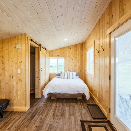 Off-grid tiny home farm stay with incredible mountain views!