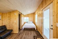 Off-grid tiny home farm stay with incredible mountain views! - 4-stjärniga
