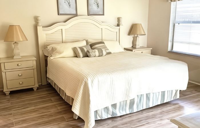 Closed in Courtyard Villa,2 Golf Carts, 2 Bedrooms and Walk to 5 Local Pools.