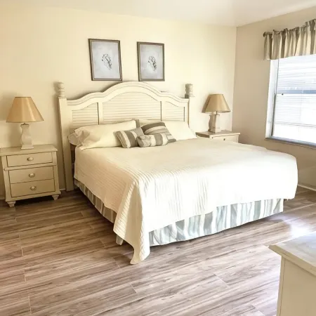 Closed in Courtyard Villa,2 Golf Carts, 2 Bedrooms and Walk to 5 Local Pools.