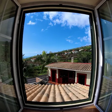 Traditional house. Fantastic sea view. Large outdoor spaces with barbecue.