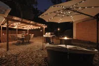 Stylish Mid-Century Modern Private Studio Blocks from UF and Stadium! - 발코니