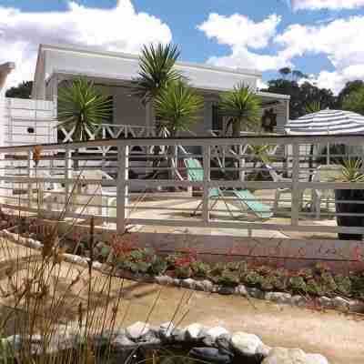 Sparkling Cabin Springs Hotel Exterior