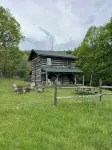 Historic Cabin in the Blue Ridge Mountains - Homestays