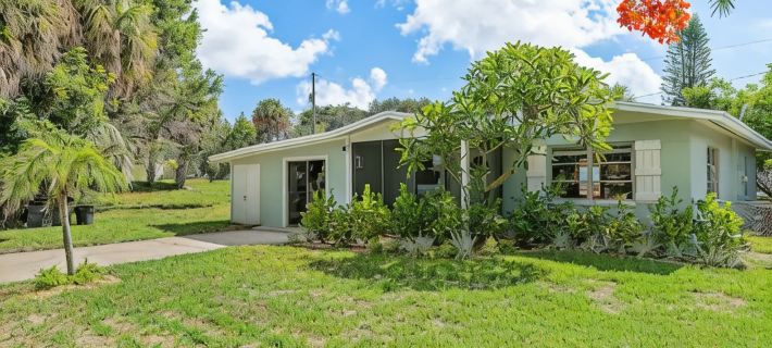 Waveland House in Jensen Beach: minutes to beaches, parks, marina and downtown Hotels in Jensen Beach