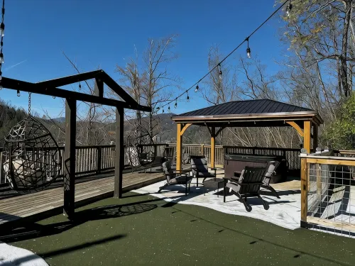 3B 2 bath Cottage w Pool Hottub Close to Main st