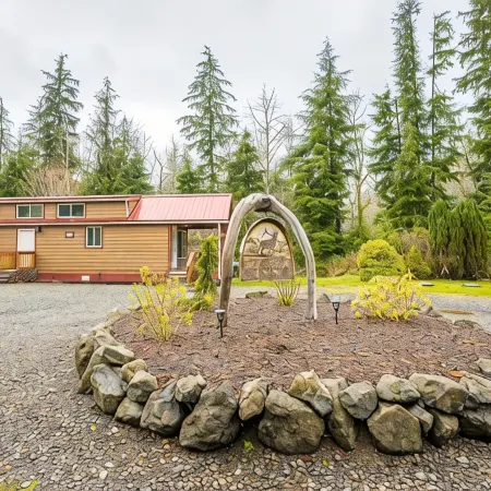 ElkCreekInn: creekside tiny home