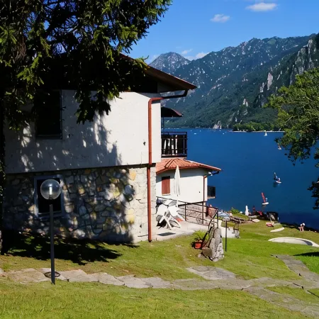 Directly on the lake with terrace