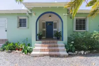 Beachfront Home with Screened-In Porch - Near Downtown - Auto On Generator - Wifi