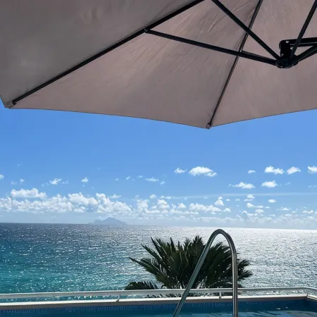 Postcard Perfect Getaway! Roof top pool and amenities