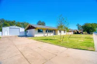 3-bedroom home in Old Midland/Downtown Area w/ spacious backyard and fireplace - Bungalows