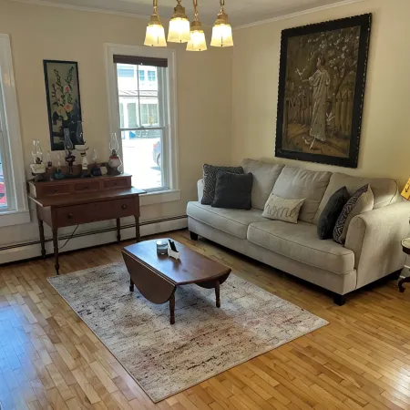 Loaded Kitchen • Sleeps 6, Seats 10 • Walk to Dining • 15 Min to Stowe Mountain