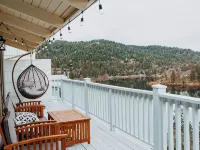 Charming Retreat with Stunning Lake Views. 크레스틀린 호텔