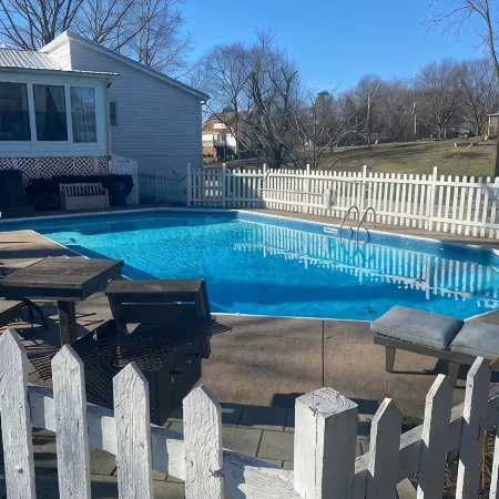 Muletown’s Modern Comfy Cottage w/ inground pool, hot tub, pool table & fire pit