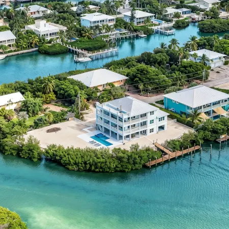 Island getaway with panoramic view, pool, spa, beach and rooftop access!