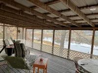 Relax at Grandma’s house with a screened in porch overlooking a private lake! - Wifi
