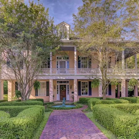 Belle Terre Mansion - Remodeled Pre-Civil War- Contemporary. Southern. History.