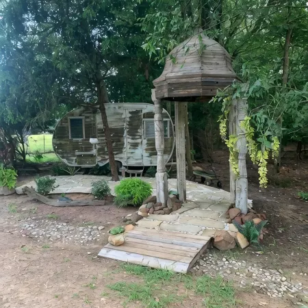 The Green Egg - Vintage RV Glamping