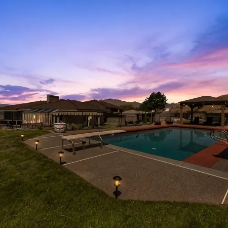 Wenatchee Mansion. 6500 sqft, pool, hot tub, 7 BR, theater, billiards and more!