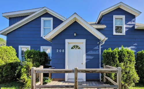 Cozy one bedroom cottage on the edge of town. Close to trails and lakes.
