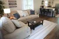 COZY LAKE & SKI HOME FOR FAMILY OF 5 - BRING YOUR DOG!