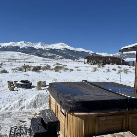 Scenic 3 bedroom cabin with hot tub