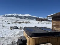 Scenic 3 bedroom cabin with hot tub - Wi-Fi