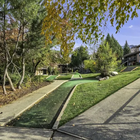 Charming condo w/ king bed, hot tub, pool, minutes away from world class skiing